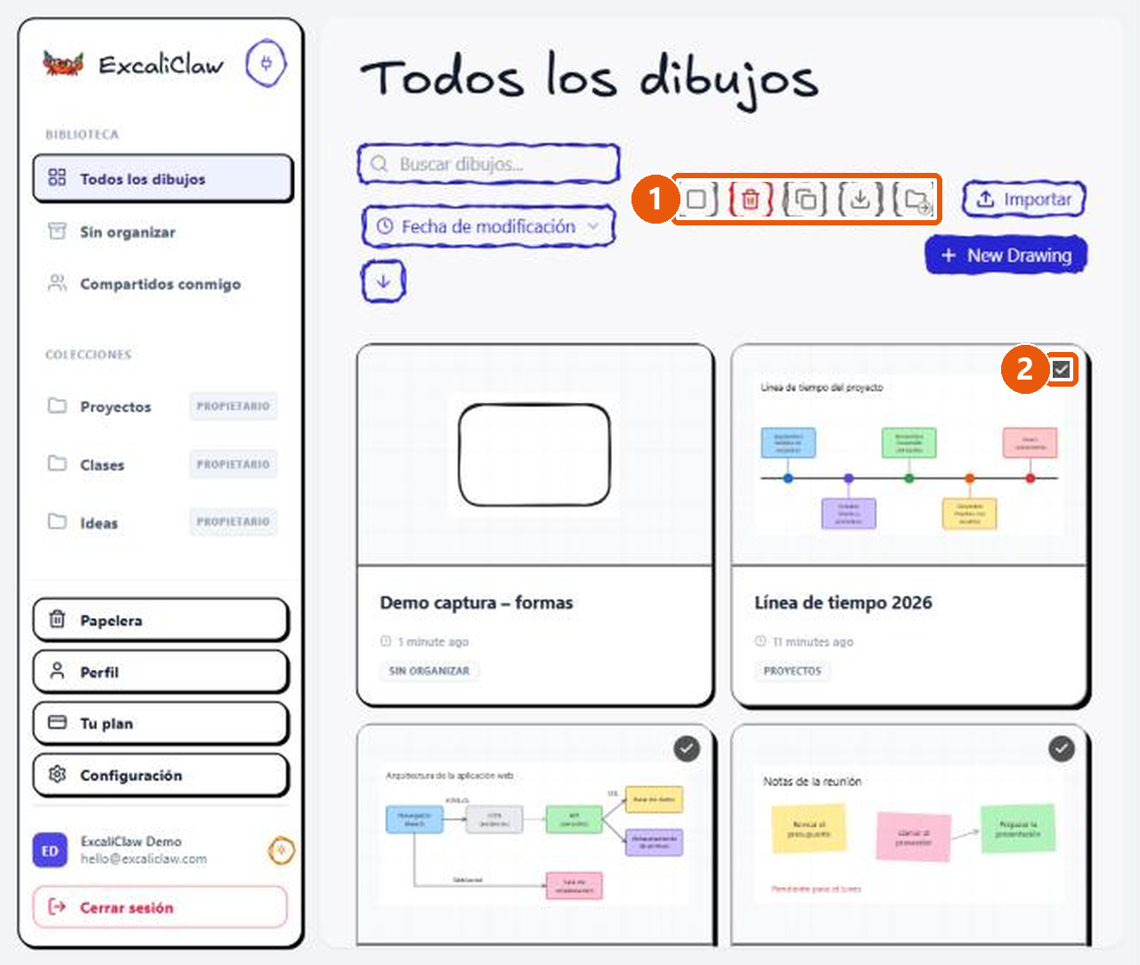 El panel con tres dibujos marcados con una señal de verificación y la barra de acciones de grupo activada.